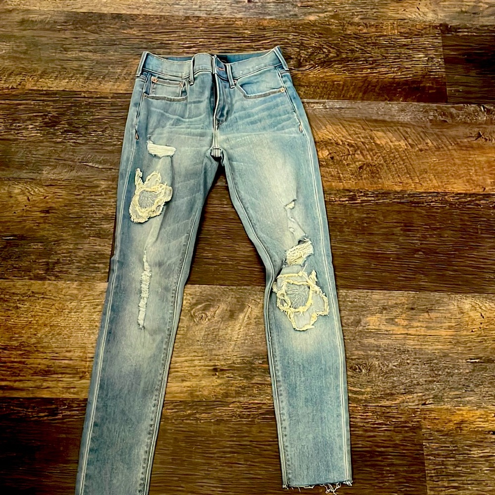 Skinny jeans with floral accents